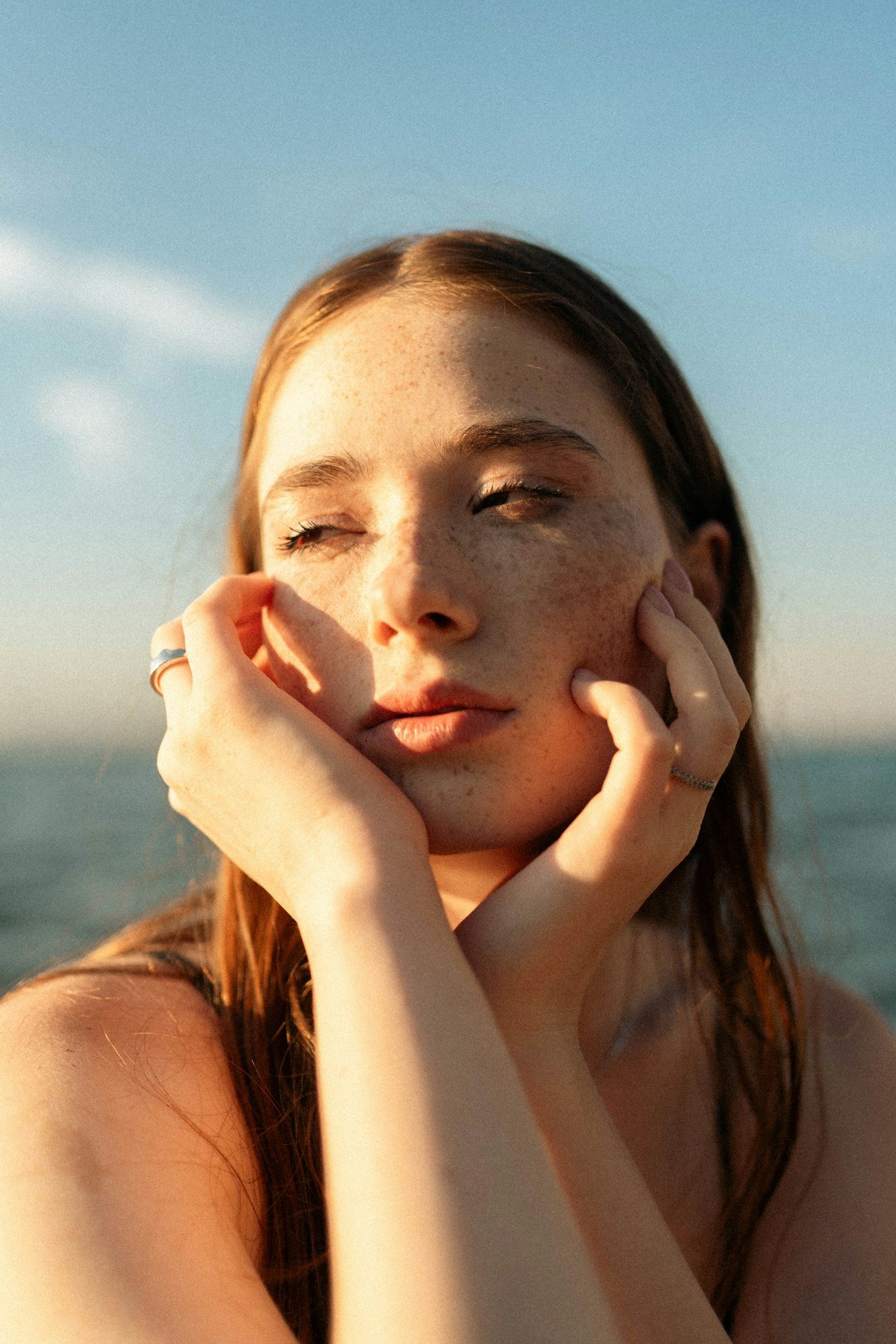 Peau dorée à la lumière du soleil