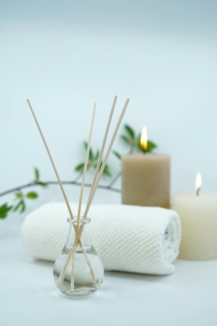 Diffuseur, bougie et serviette roulée