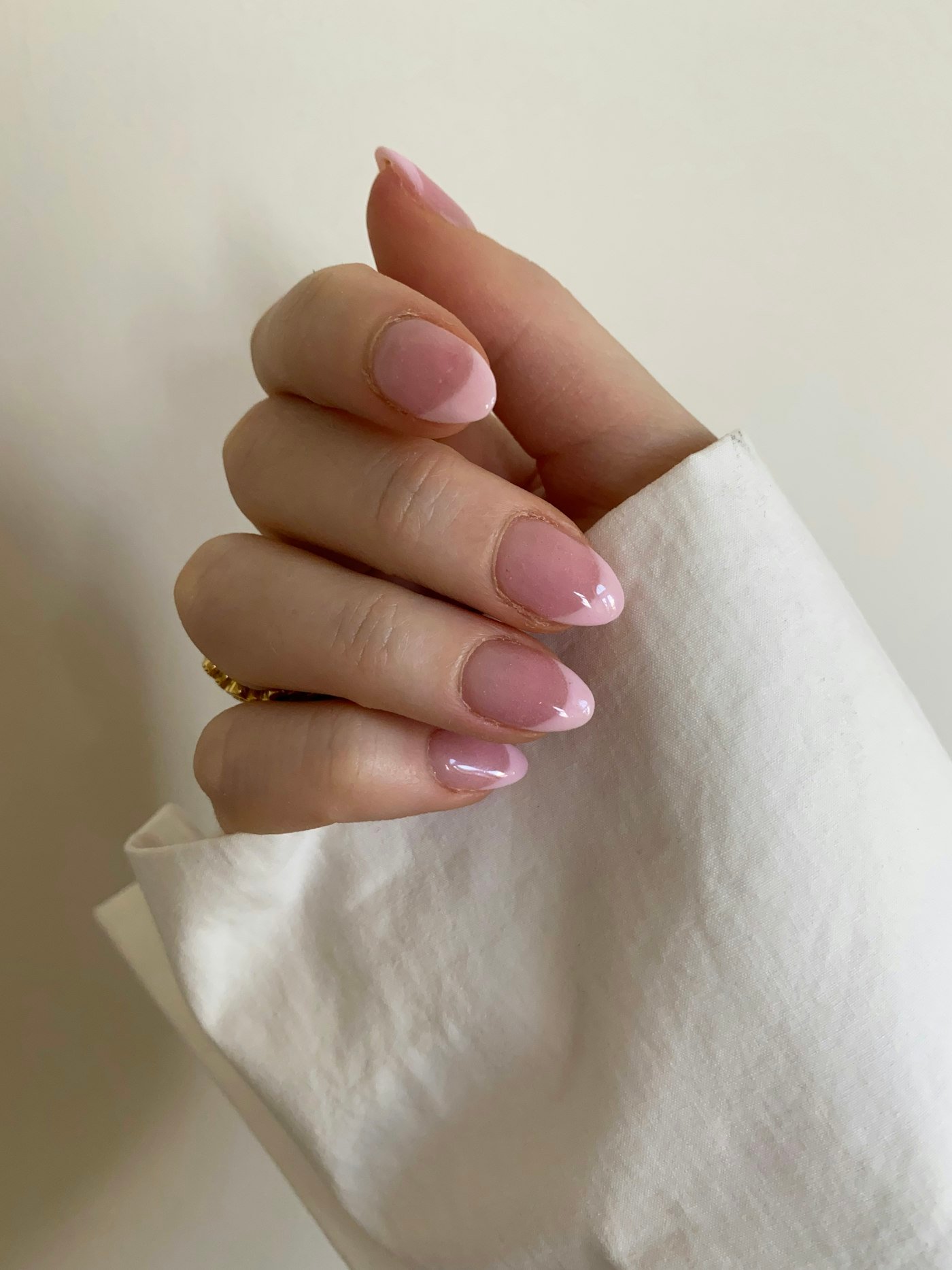 Mains manucurées au vernis rose