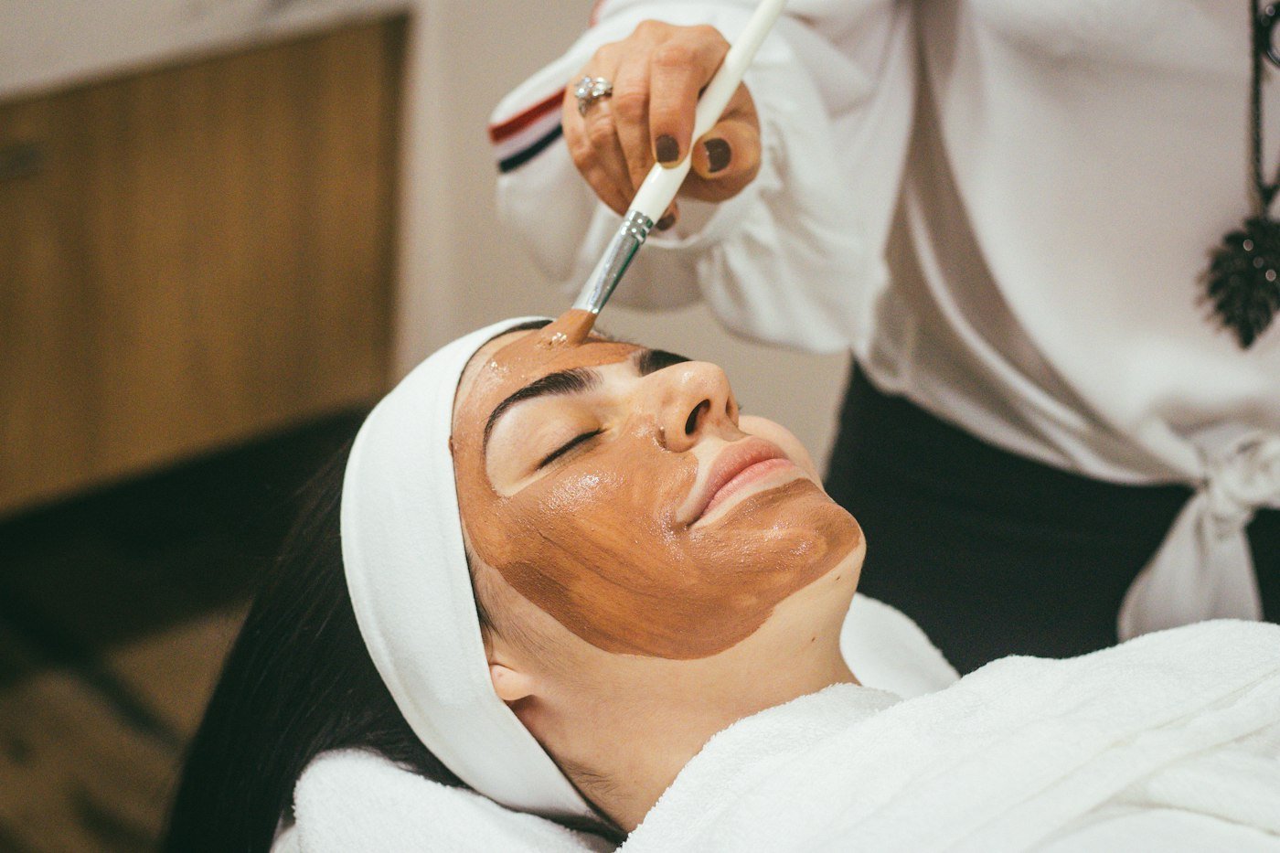 Application d'un masque au pinceau pendant un soin du visage